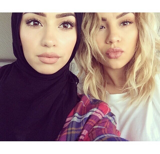 vogue-pussssy:  solisseblog:   anisastoffel &amp; yasmeenuh      Wow