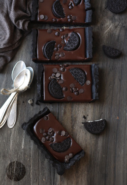 pointy-earedbastard:  gastrogirl:  easy chocolate and oreo tart.   