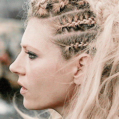 sweetladylucrezia:  Lagertha’s hairstyle in 4.08 “Portage”   