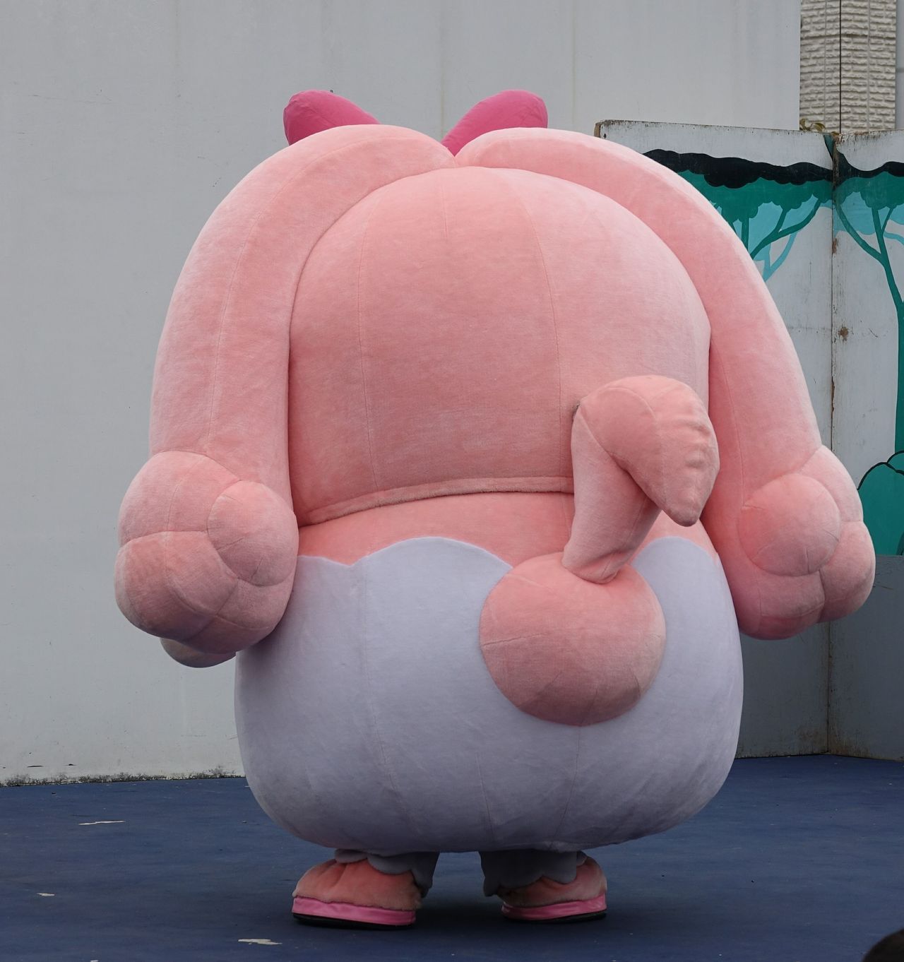 Japanese Mascot Photograph Yuruchara Jp アニメが放送されている ヒミツのここたま のキャラ ラキたま と メロリー