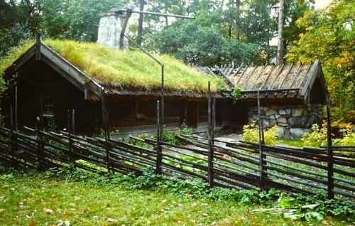 Timmerstock och stenhus med sod tak, Skansen, Stockholm, 1977.