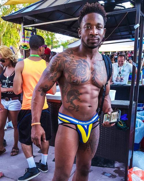 misterbking: aconnectiontv:  Thicker than a snicker Mr. RIO #BlatinoOasis #BlatinoOasis2016  He can 