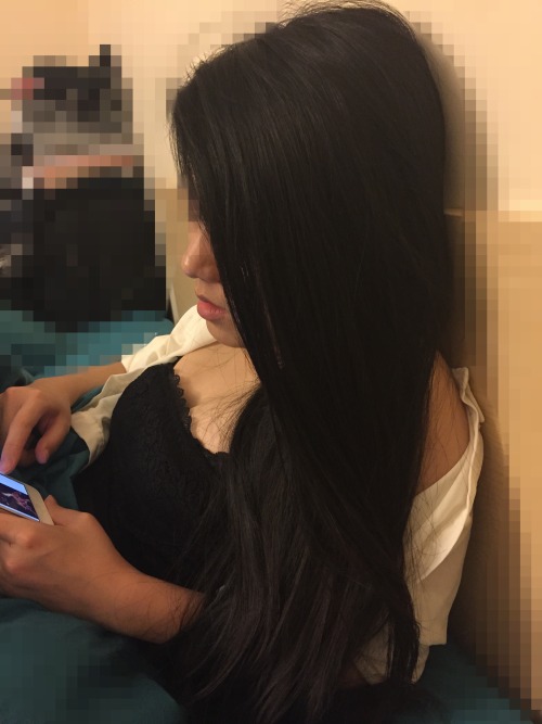 gogoylj: sylar258: gogoylj:  最近认识了新炮友，对家里骚货没什么性趣，于是她只能闷闷不乐的玩手机了。有人想跟她玩么  带上兄弟一起来操你家的小骚货，让精液喂满她的嘴吧 BB