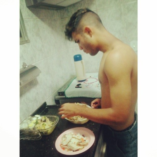 De bucha botando minha comida, #lunch #baby #forte