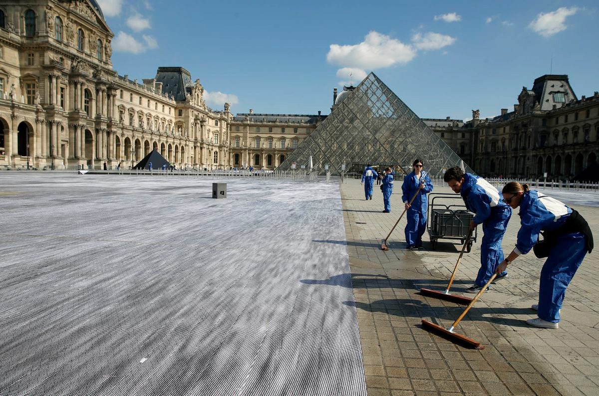 urhajos:   Turning the courtyard of The Louvre Museum into a massive optical illusion