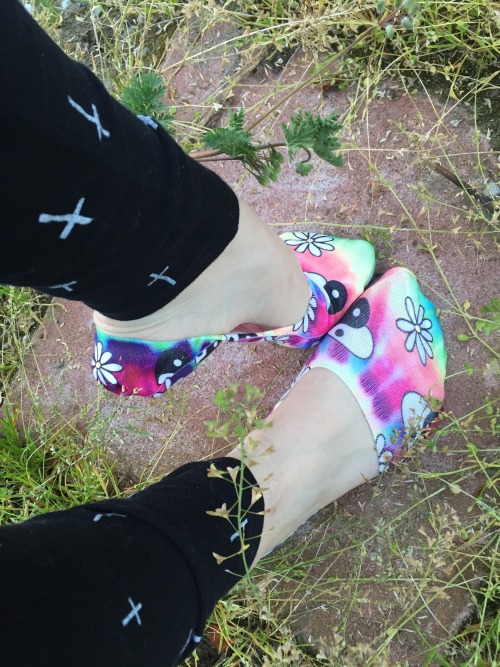 spoopyfeets: spoopyfeets: Immediately went on a nature run outside with these cute new tye dye balle
