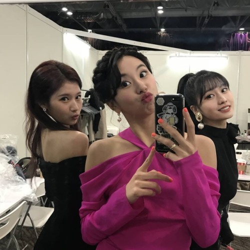 girlgroupinsta: 181215 / twicetagram:3년 전 이곳 홍콩 마마에서 처음 신인상을 받았었는데이곳에서 3번째로 올해의 노래상을 받네요너무 고맙고 