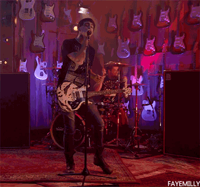 fayemilly:  that thing alex sometimes does with his legs when he sings 