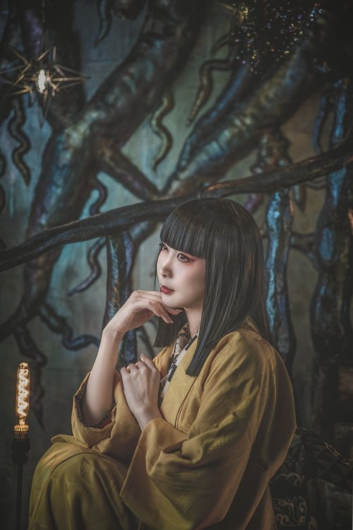 Gothic kimono photoshoot by Shir0xxx&rsquo;s atelier, pairing a golden yellow iromuji with geometric