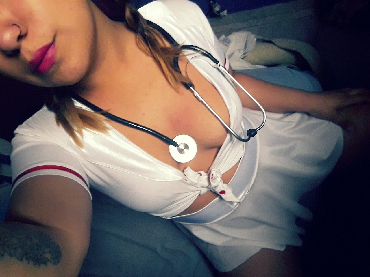 xxxantonellaxxx:Solo quiero curar tus heridas… 👅💋  #enfermeritasexy #escort