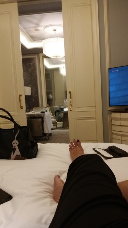 alonelymom: Say Hi to my little toes Suckable