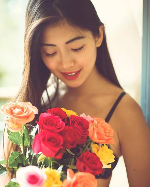 Heaven scent.. #model #fashion #roses #flowers #summer #natural #light #window #chinese #red #lipsti