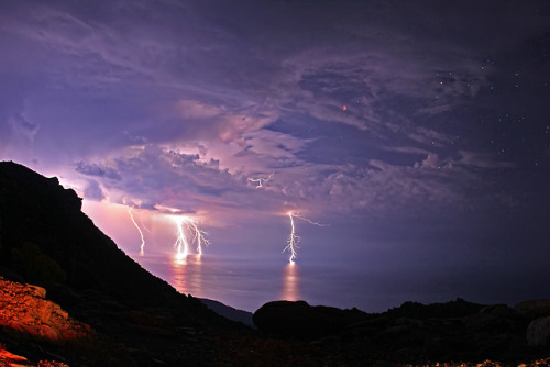 astronomyblog: Thunderstorms almost spoiled this view of the spectacular June 15 total lunar eclipse