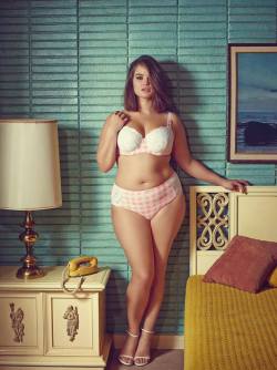 hourglassandclass:  Such a cute shot of Tara LynnCheck out my blog for more body positivity and curves :)