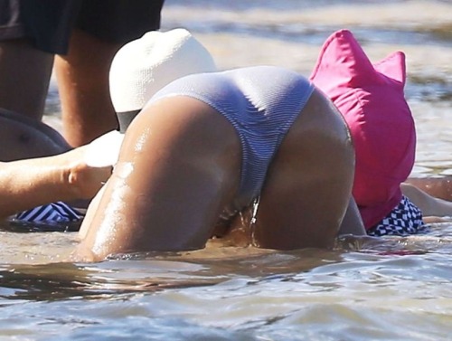Which photo of Jessica Alba’s ass is the best? Vote or Submit Your Own >> Jessica Alba&r