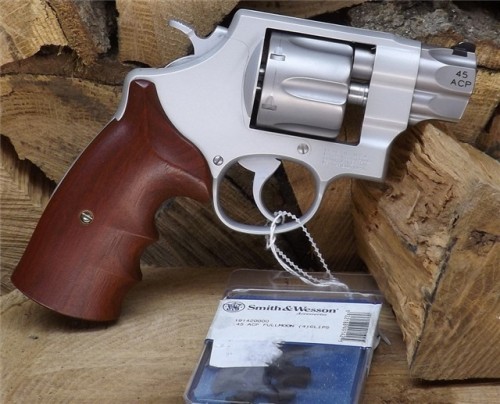 gunrunnerhell:Smith & Wesson 625-10A tiny little revolver chambered in .45 ACP. You usually don’