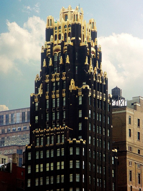 naamahdarling:whitedogblog:The wonderful gothic art deco American Radiator Building, New YorkThe fac