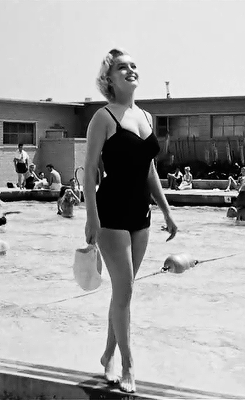 auldcine:  Doc! That’s awful high! Marilyn Monroe in Monkey Business (1952) 