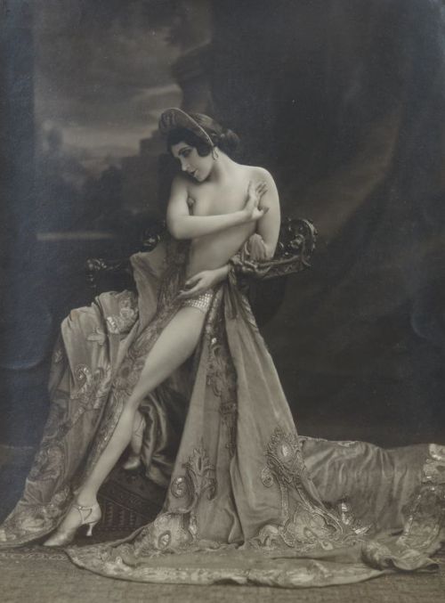  Anonyme - Nu drapé, ca. 1925 