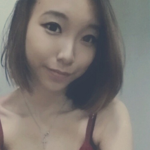 chio-eves:  our last set of this short haired girl. 