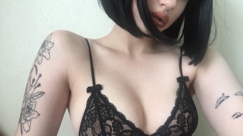 sluthotel:  This bra is too small but it’s porn pictures