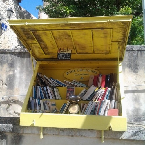 Venta de libros al peso por género. Un kilo de poésie, s.v.p. (en Grignan)