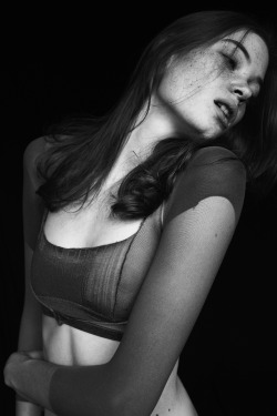silentorgasm:  I love her freckles, but more so, the curve of her neck, the way her head is tilted.  It’s a lovely pose…  Redhead