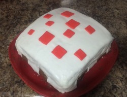 karpetshark:my niece absolutely loves minecraft so i tried to make a little minecraft cake for her birthday!! it’s a little sloppy since it was my first time using fondant but for an 8 year old’s party i suppose it’ll do that’s really good! 