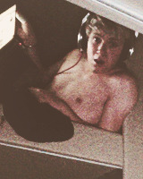 glossyma:      Niall + lying down     