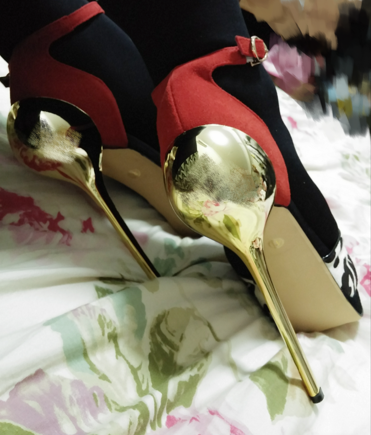 julia-sen:  This golden here is my favorite, looked so sexy ~ isn’t it?