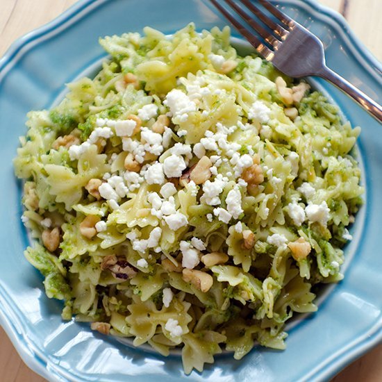 jamieskitchenblog:  Pesto Chicken Pasta Salad.Source. 