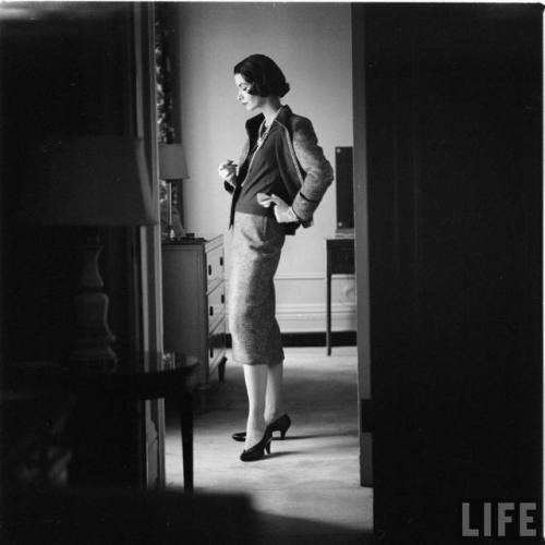 Spring suit(Gordon Parks. 1957)