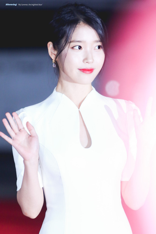 181013 IU at APAN Star Awards by Bluewing