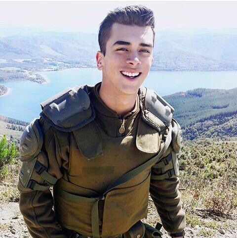 bi-chileanboys: kakoyquepasa: Gracias carabinero por cuidarnos siempre ❤️