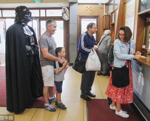 Have you ever dreamed about meeting Harry Potter or Darth Vader in real life? What about on the train? A UK railway company – the East Lancashire Railway – brought happiness to sci-fi fans by having them meet actors dressed up as characters in Star...