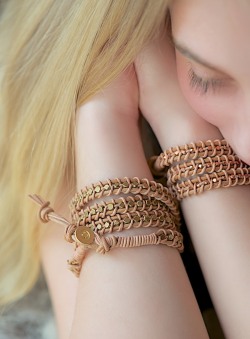 dreamalittlebiggerblog:  Aren’t these leather wrap bracelets just gorgeous? Get the very detailed DIY with tons of photos at Lebenslustiger.