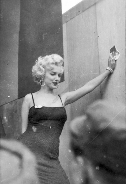 70rgasm:Marilyn Monroe visiting american troops in Korea, 1954