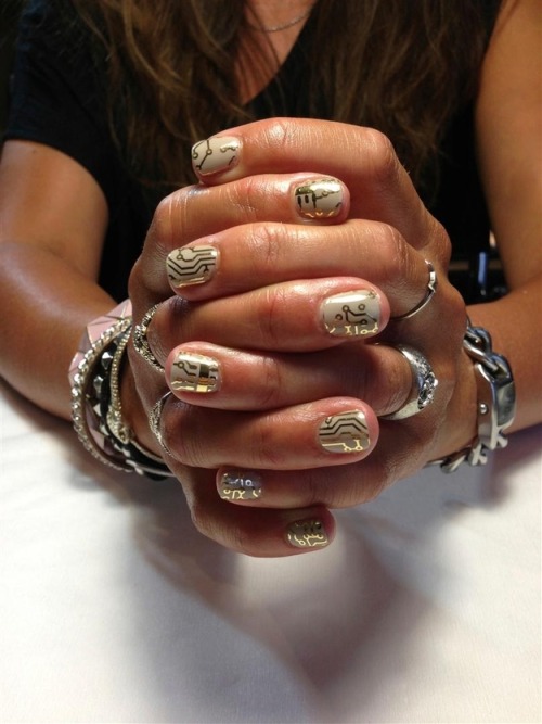 libbykamen:electri-cute:Circuit Board Nails by Minxoh my. I’d like this all the time plzundead
