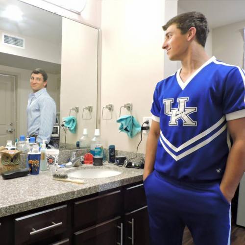 Porn Pics straightleg-in-the-making:  Kentucky cheerleader