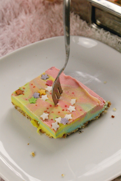 veggie-ness: Vegan Unicorn Cheesecake Ingredients: 2 cups cashews soaked for 1 hour 1 large juiced l