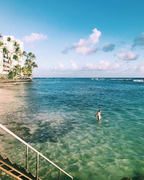 thesuncameouttoplay:Come on in. The water feels like liquid velvet ✨ (at Hawaii)
