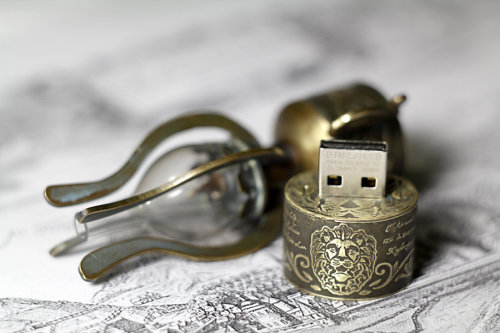 steampunkxlove:steampunktendencies:Steampunk USB LampADORABLE