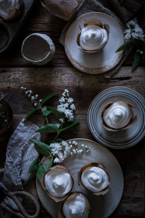 ugly–cupcakes:  Buttermilk + Roasted Banana Cupcakes with Lindt Truffle Filling & Marshmallow Frosting 