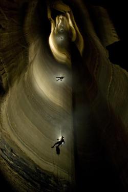 lorenzens-soil: “Pit in Ellison’s Cave, Georgia, the deepest free-fall pit in the U.S.,  is 586 ft. deep - almost twice the height of the Statue of Liberty”