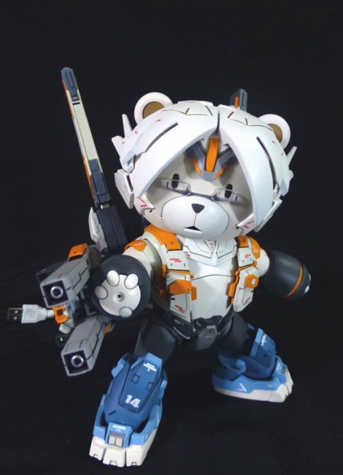 Five amazing beargguy III custom of the day : 1. Ironbear Mk V, by matleung 2. Leo San USB Hub, by a