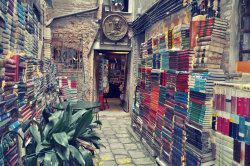 minebueno:  Bookshop in Venice(Venezia) Italy