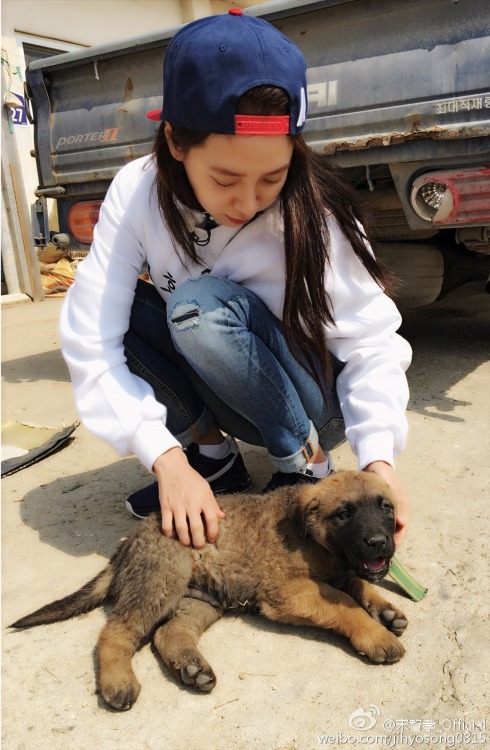 mongji-fan: [JiHyo’s Weibo Update 160321]  멍멍아..건강하게 자라라小狗狗啊..强壮的长大吧 Little puppy(woof woof).. grow 