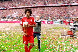 dxbayern:  FC Bayern München: professional footballers  beer shower throwers 