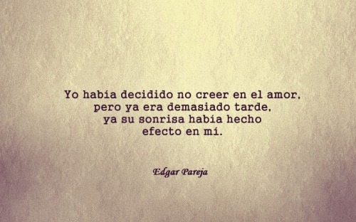 sweet-crimson-love:  Yo había decidido no creer en el amor, pero ya era demasiado tarde, ya su sonrisa había hecho efecto en mi.