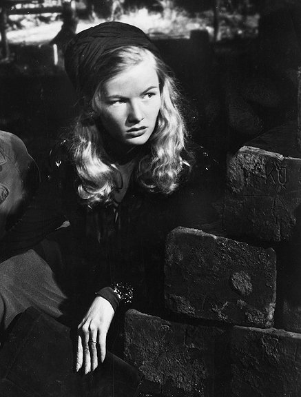 jeannecrains:Veronica Lake for This Gun for Hire, 1942